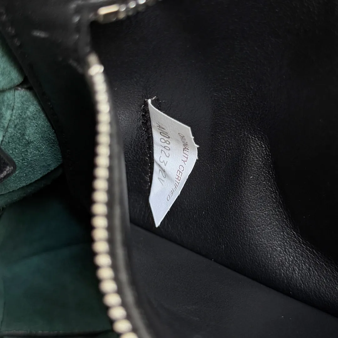 Batch 1860 BOTTEGA VENETA new Diago crossbody bag The diagonally built dynamic silhouette shows unique ingenuity. As a member of the B family's early autumn series, it uses the highest quality calfskin. The entire bag is softer, thicker and heavier, and durable. It is equipped with an adjustable strap. The texture of the 3cm wide leather strap is very similar to the litchi pattern. It is slightly stiffer than the litchi pattern. It is low-key, luxurious and full of connotation. It is refreshing and comfortable to match the upper body. Hu Yitian was also successfully captured by it. Style number: 795637 Size: 22.5*16.5*5.5cm